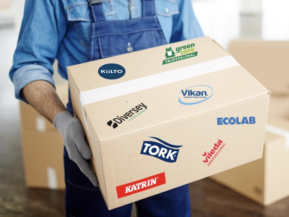 Mand, der bærer kasse med leverandørbrands