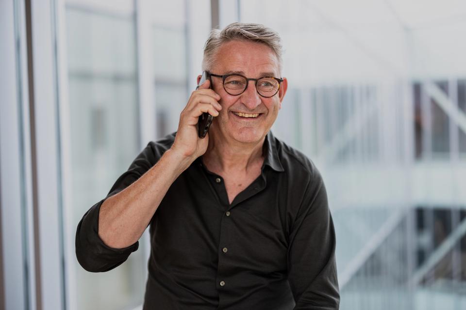 Mand, der snakker i telefon