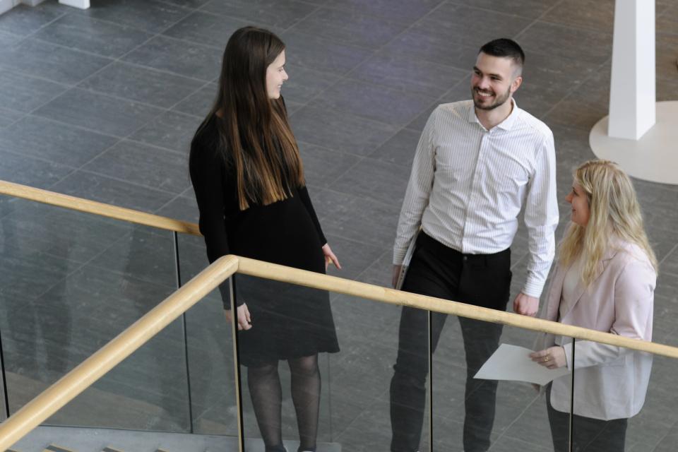 Unge mennesker, der snakker sammen på en trappe