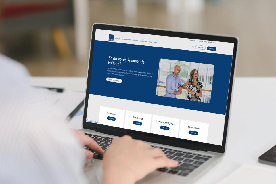 Person, der sidder med computerskærm åben