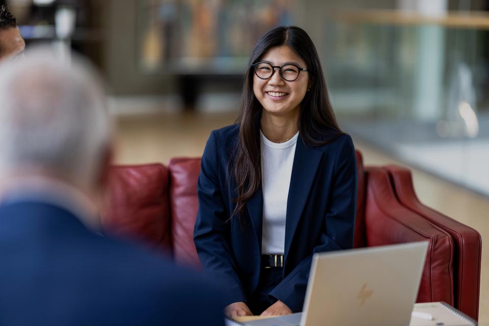 Ung kvinde, der har et møde med en kollega