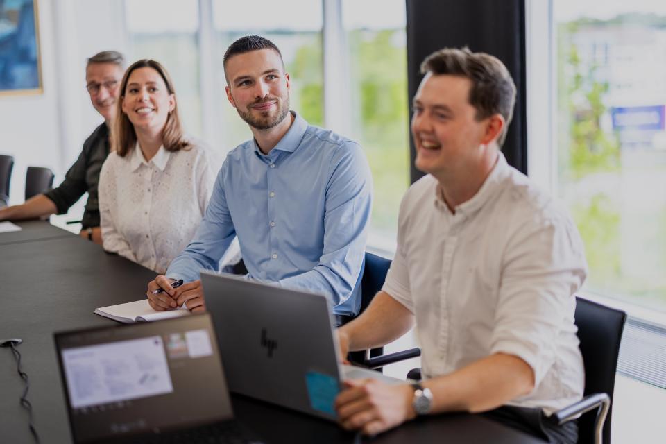 Unge mennesker, der sidder sammen til et møde