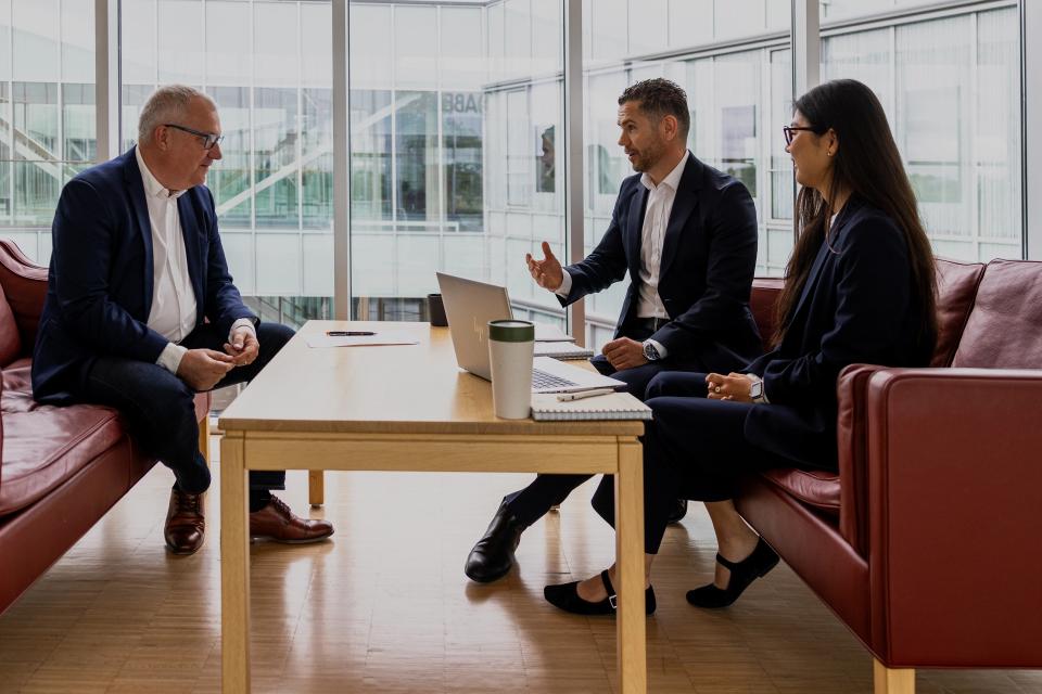 Kollegaer, der sidder sammen i et møde