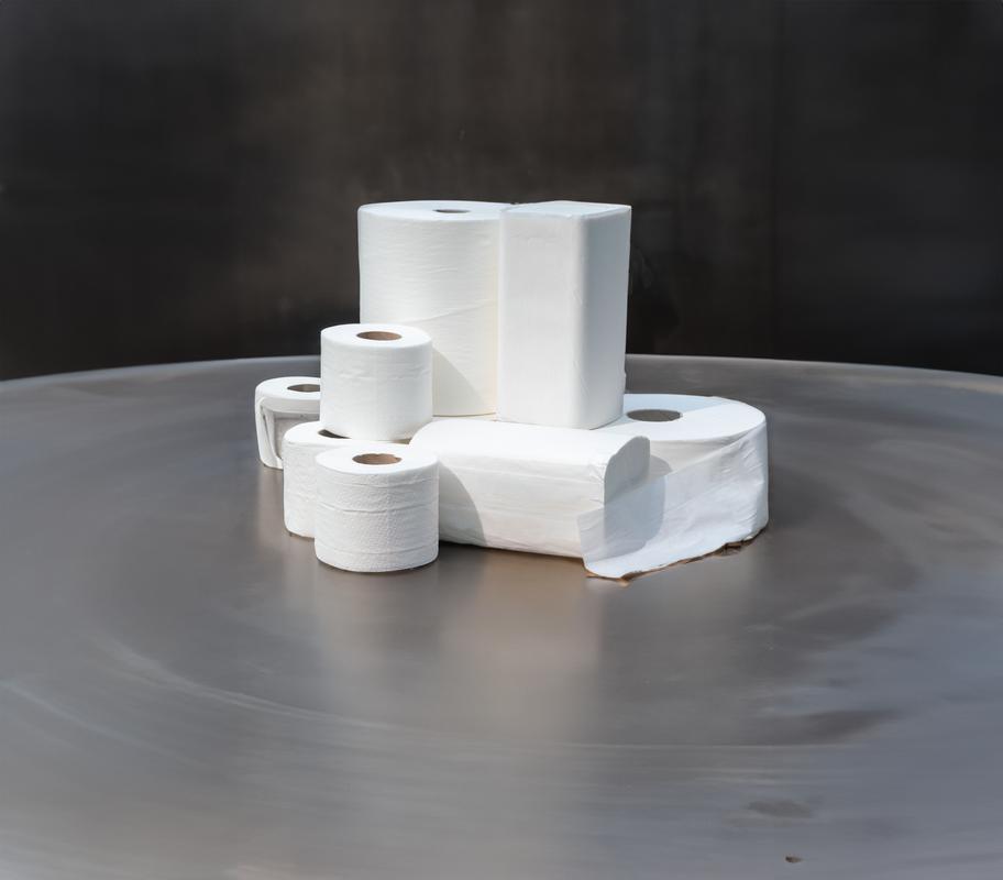 Hænder der bliver tørret i hvidt papir