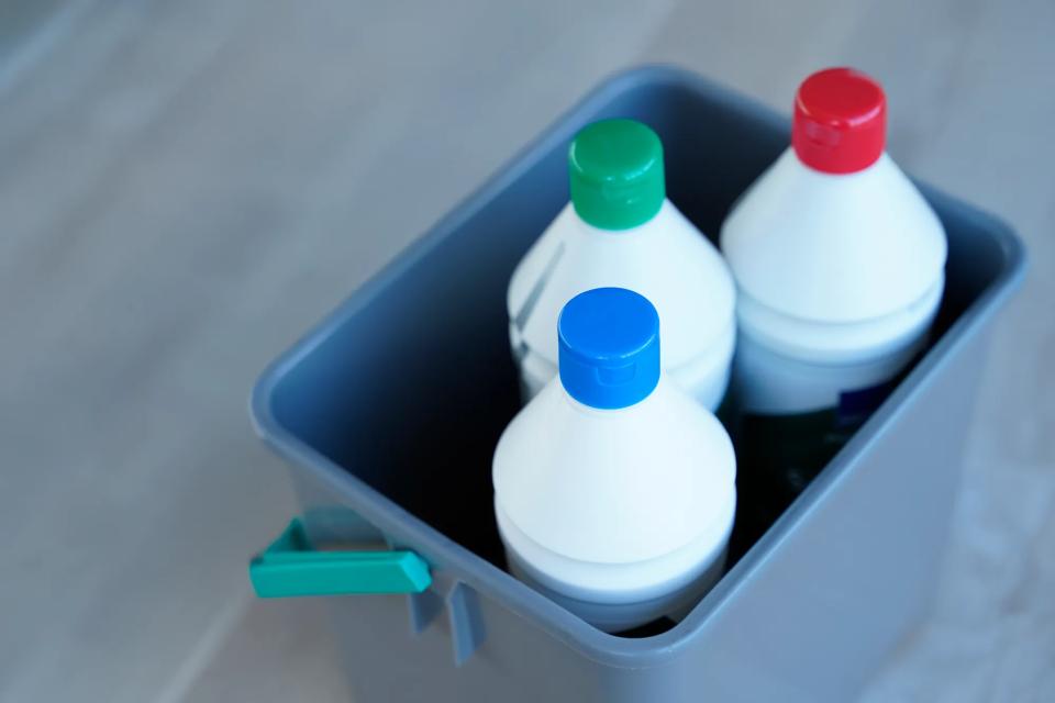 2 glade mennesker, som kigger på microfiberklude.