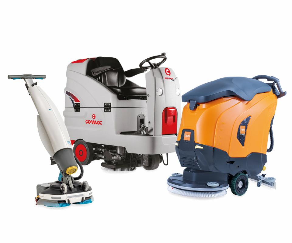 Kvinde gør rent med en gulvvaskemaskine.