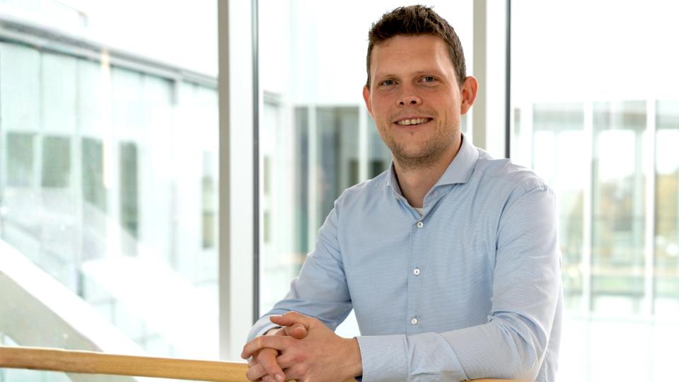 Billede af ABENA medarbejder for handsker