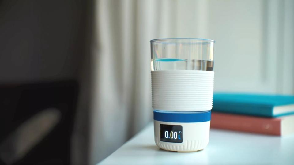 AQUATIME glas, der står på bordet med bøger bagved