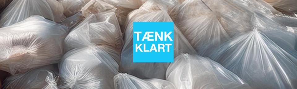 Affald i hvide plastposer med 