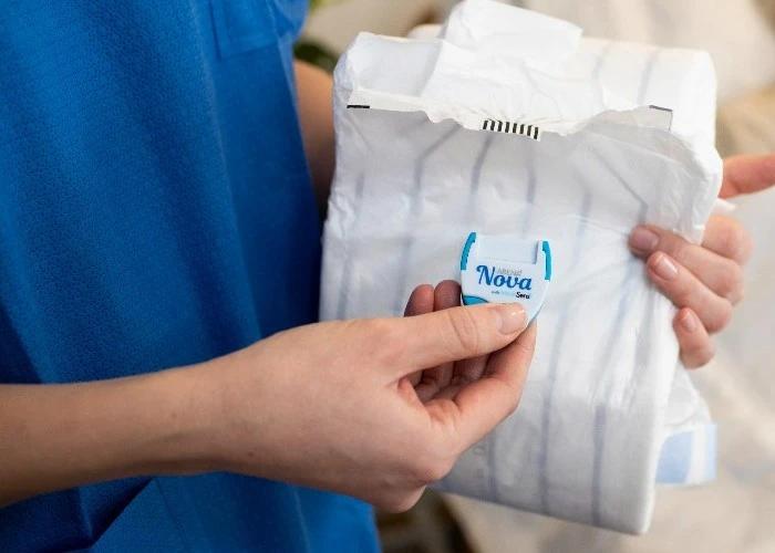 Plejepersonale, der holder ABENA Nova i hånden