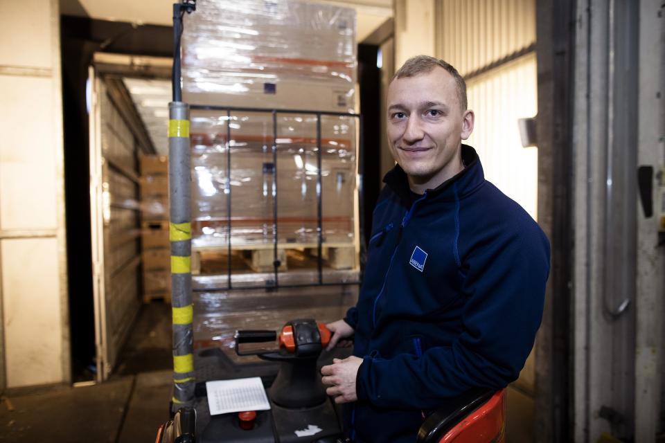 Mandlig ABENA-medarbejder, som arbejder med truck.