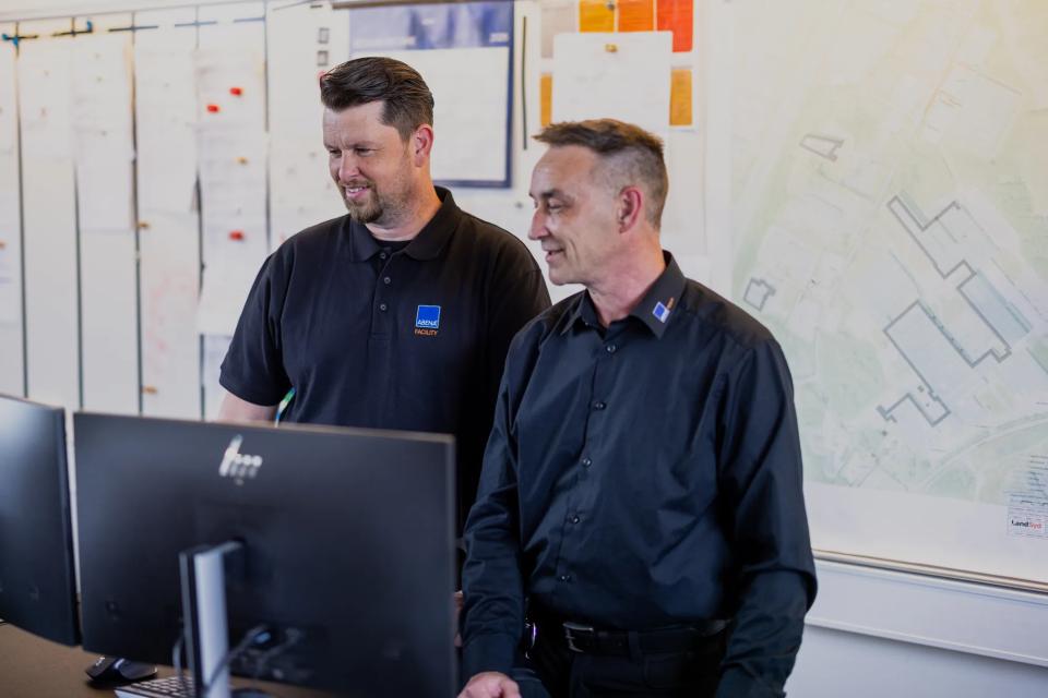 To kollegaer, der kigger på en computerskærm