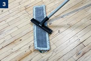 Moppe aftørrer et gulv.