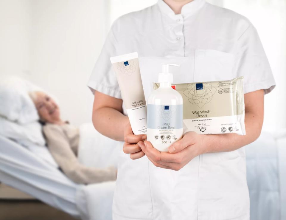 Plejepersonale, der viser et udvalg af ABENAs produkter til personlig pleje frem