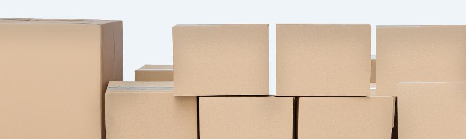 En lang række af papkasser